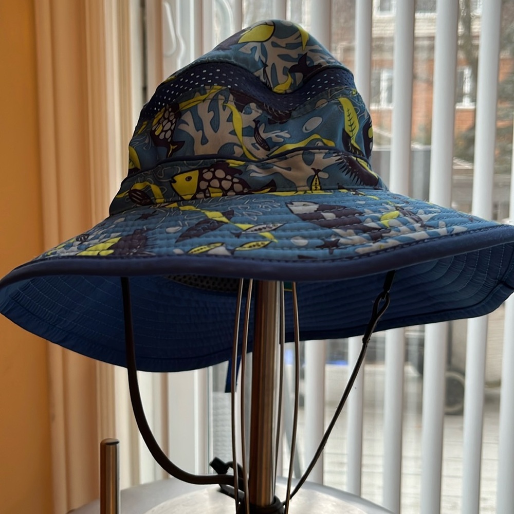 SUNDAY sun hat for kids 5 to 12 years old size large in excellent condition